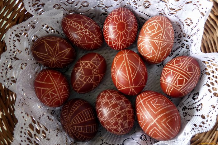 Чем и как красить яйца на Пасху